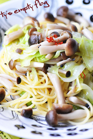 材料はシンプルに きのこ・キャベツ・にんにく だけ!! 材料はシンプルに きのこ・キャベツ・にんにく だけ!!